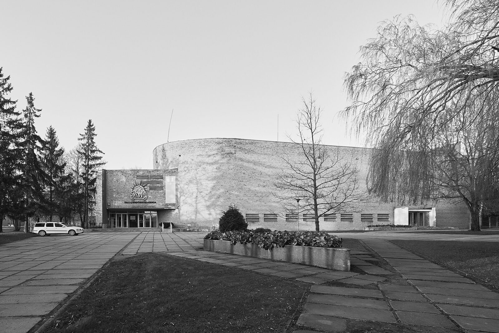 Modernizmo architektūra ateičiai: Šiaulių krepšinio akademija „Saulė“