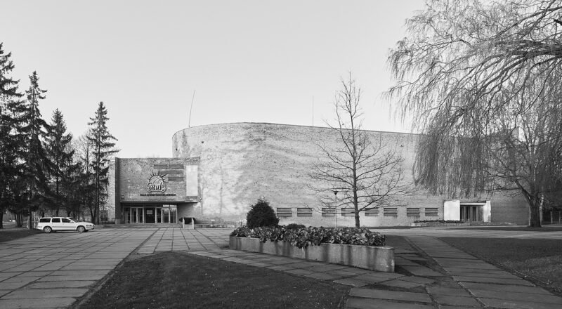 Modernizmo architektūra ateičiai: Šiaulių krepšinio akademija „Saulė“